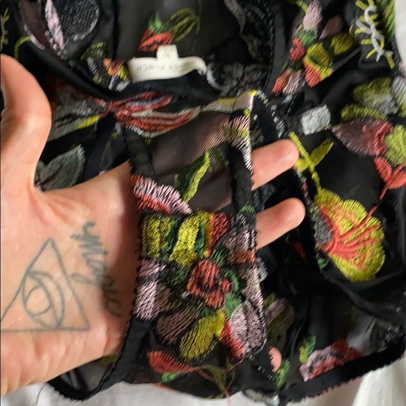 Honey punch embroidered floral body suit - Picture 3 of 3